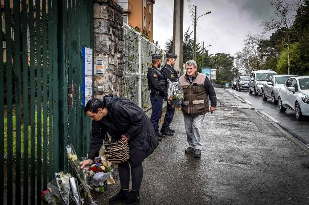 Vecinos de Carcasona depositan flores en homenaje a las víctimas de los ataques. 