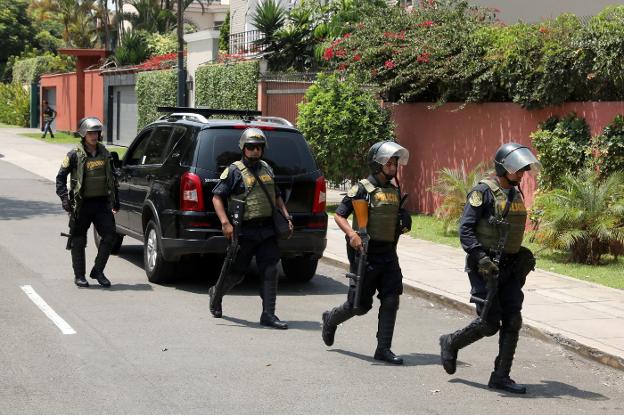 Los policías se disponen a entrar en una de las casas de Pedro Pablo Kuczynski. :: Guadalupe Pardo / reuters