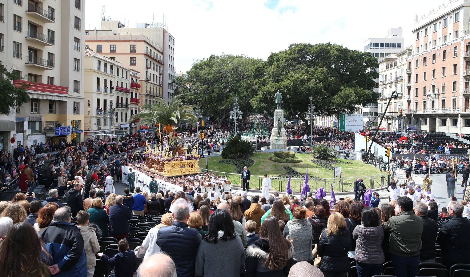 La Pollinica, tras la reunión de la comisión de la Cofradía, decidió salir algo más de una hora después de su hora habitual ante el riesgo de lluvia