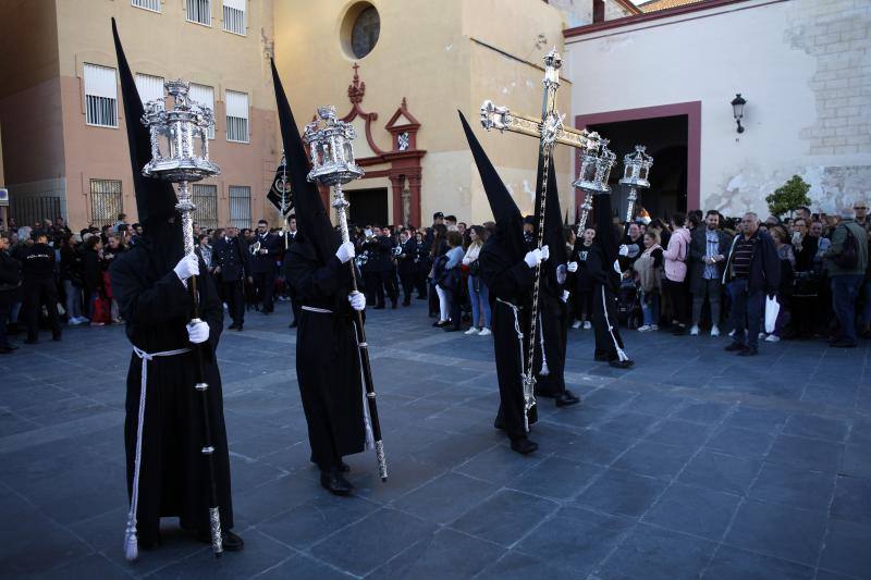 Estas son las mejores fotografías de la Cofradía de los Dolores del Puente durante su salida procesional en el Lunes Santo malagueño de 2018.