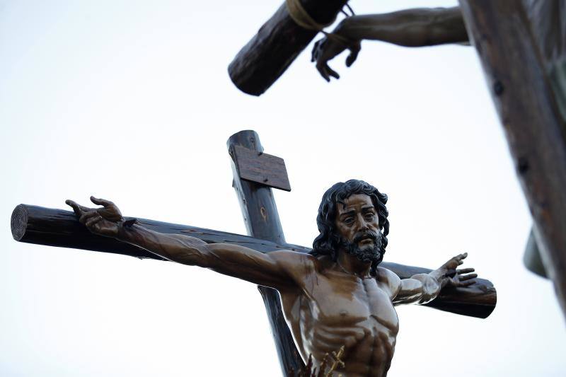 Estas son las mejores fotografías de la Cofradía de los Dolores del Puente durante su salida procesional en el Lunes Santo malagueño de 2018.