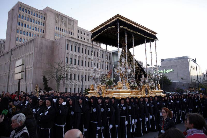 Estas son las mejores fotografías de la Cofradía de los Dolores del Puente durante su salida procesional en el Lunes Santo malagueño de 2018.