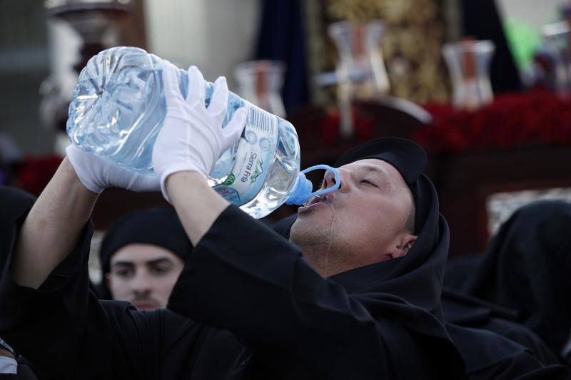 Estas son las mejores fotografías de la Cofradía de los Dolores del Puente durante su salida procesional en el Lunes Santo malagueño de 2018.