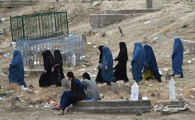 Mujeres afganas caminan en Kabul. 