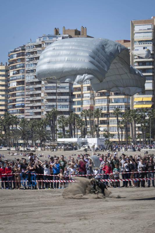 La Brigada Paracaidista (BRIPAC) ha ofrecido en la mañana de este Miércoles Santo de esta Semana Santa una exhibición de saltos en la playa de La Caleta, a la altura del Hotel Miramar.