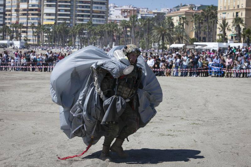 La Brigada Paracaidista (BRIPAC) ha ofrecido en la mañana de este Miércoles Santo de esta Semana Santa una exhibición de saltos en la playa de La Caleta, a la altura del Hotel Miramar.