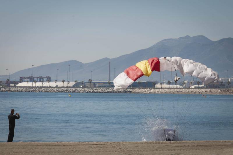 La Brigada Paracaidista (BRIPAC) ha ofrecido en la mañana de este Miércoles Santo de esta Semana Santa una exhibición de saltos en la playa de La Caleta, a la altura del Hotel Miramar.