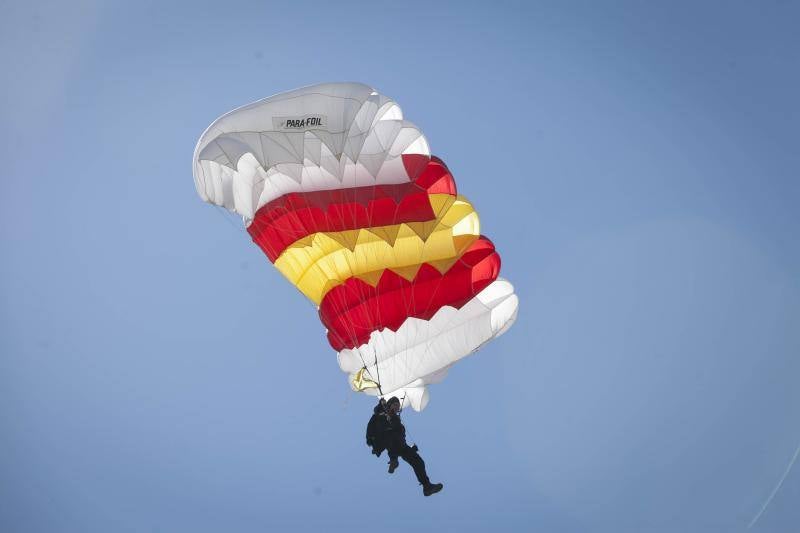 La Brigada Paracaidista (BRIPAC) ha ofrecido en la mañana de este Miércoles Santo de esta Semana Santa una exhibición de saltos en la playa de La Caleta, a la altura del Hotel Miramar.