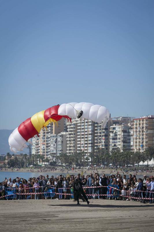 La Brigada Paracaidista (BRIPAC) ha ofrecido en la mañana de este Miércoles Santo de esta Semana Santa una exhibición de saltos en la playa de La Caleta, a la altura del Hotel Miramar.