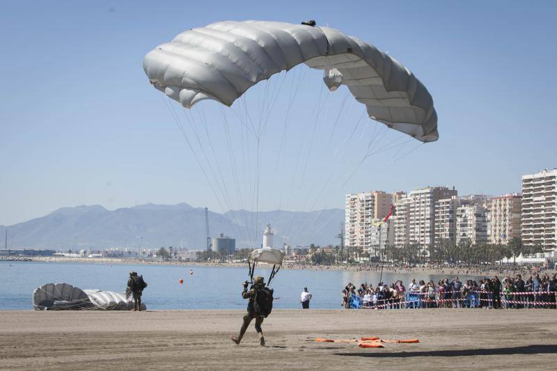La Brigada Paracaidista (BRIPAC) ha ofrecido en la mañana de este Miércoles Santo de esta Semana Santa una exhibición de saltos en la playa de La Caleta, a la altura del Hotel Miramar.