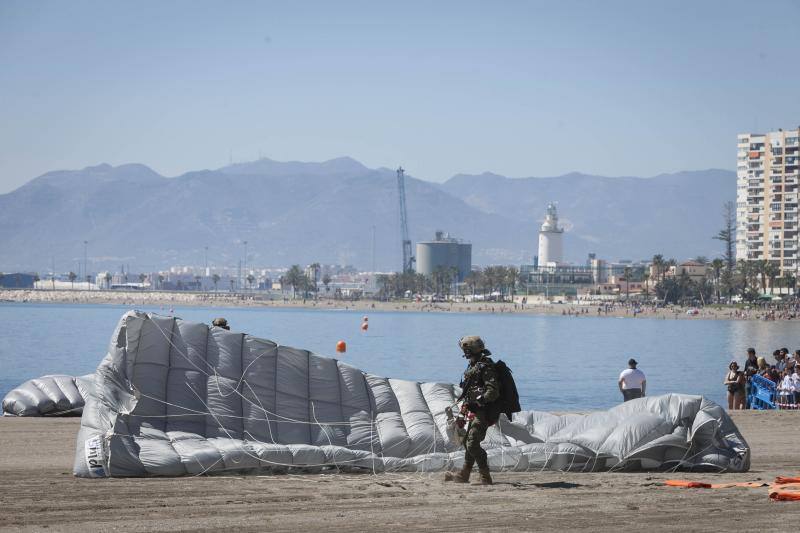 La Brigada Paracaidista (BRIPAC) ha ofrecido en la mañana de este Miércoles Santo de esta Semana Santa una exhibición de saltos en la playa de La Caleta, a la altura del Hotel Miramar.