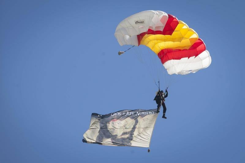 La Brigada Paracaidista (BRIPAC) ha ofrecido en la mañana de este Miércoles Santo de esta Semana Santa una exhibición de saltos en la playa de La Caleta, a la altura del Hotel Miramar.