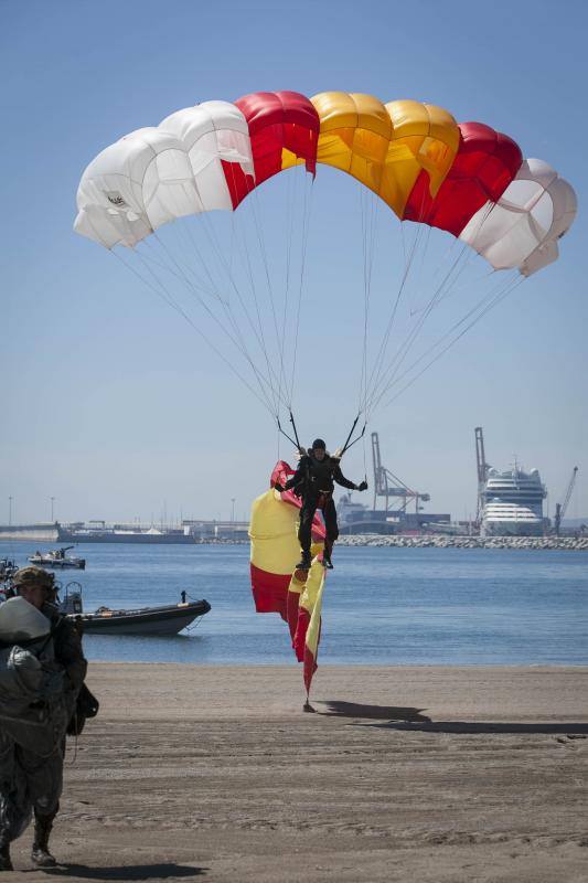 La Brigada Paracaidista (BRIPAC) ha ofrecido en la mañana de este Miércoles Santo de esta Semana Santa una exhibición de saltos en la playa de La Caleta, a la altura del Hotel Miramar.