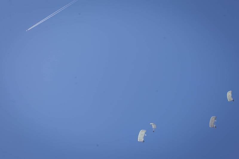 La Brigada Paracaidista (BRIPAC) ha ofrecido en la mañana de este Miércoles Santo de esta Semana Santa una exhibición de saltos en la playa de La Caleta, a la altura del Hotel Miramar.