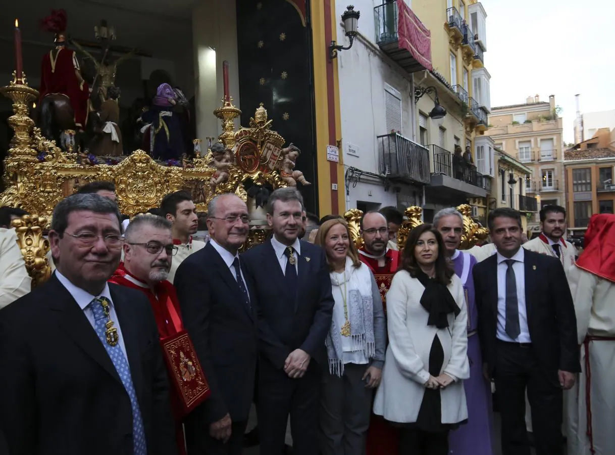 Imágnes de distintos momentos del recorrido procesional de la cofradía de la Sangre en el Miécoles Santo en Málaga i