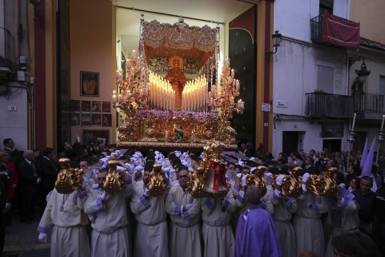 Imágnes de distintos momentos del recorrido procesional de la cofradía de la Sangre en el Miécoles Santo en Málaga i