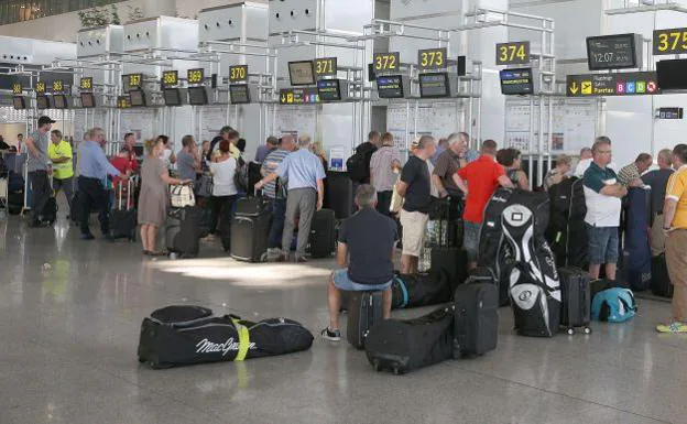 Pasajeros en el aeropuerto de Málaga (archivo).