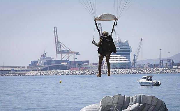 Semana Santa Málaga | Miércoles Santo: Saltos de la Brigada Paracaidista que procesiona con Fusionadas en la playa de Málaga