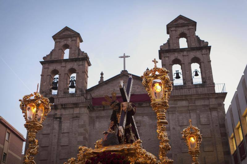 Fotos de los desfiles de Santa Cruz, Cena, Viñeros, Mena, Misericordia, Zamarrilla, Esperanza y Vera Cruz