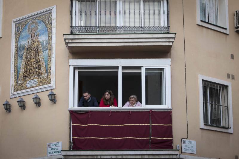 Fotos de los desfiles de Santa Cruz, Cena, Viñeros, Mena, Misericordia, Zamarrilla, Esperanza y Vera Cruz