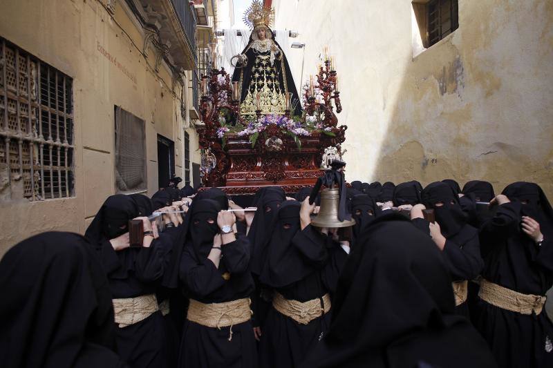 Las mejores imágenes de la Cofradía de Santa Cruz en el Jueves Santo 2018.