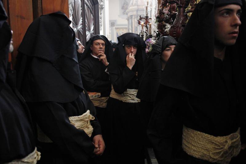 Las mejores imágenes de la Cofradía de Santa Cruz en el Jueves Santo 2018.