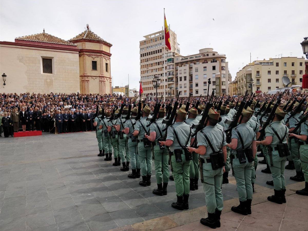 Imágenes del desembarco de la Legión en el Puerto de Málaga y traslado del Cristo de Mena. 