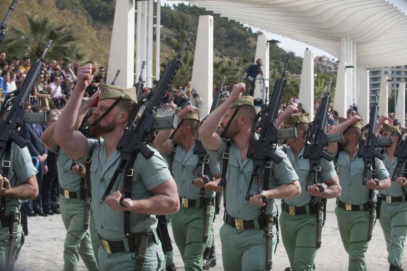 Imágenes del desembarco de la Legión en el Puerto de Málaga y traslado del Cristo de Mena. 