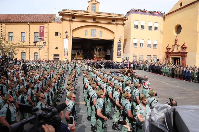 Imágenes del desembarco de la Legión en el Puerto de Málaga y traslado del Cristo de Mena. 