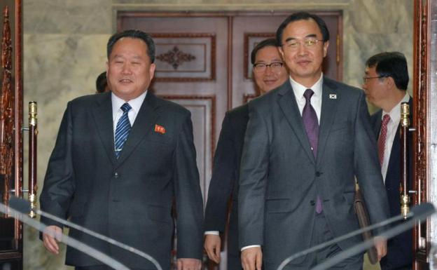 El ministro de Unificación surcoreano, Cho Myoung-gyon (dcha), y el jefe de la Agencia Norcoreana para Asuntos con el Sur, Ri Son-gwon, durante la reunión de hoy. 