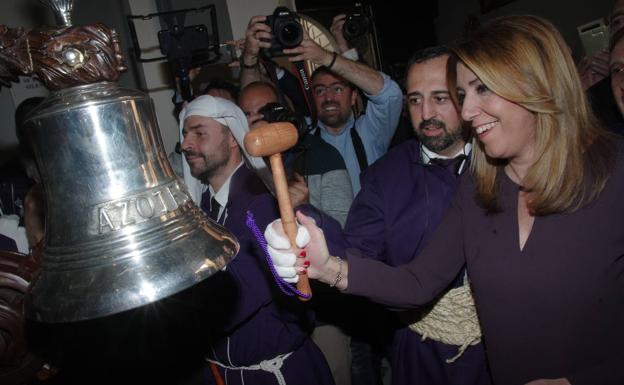 Susana Díaz dio los primeros toques en el trono del Cristo de Azotes y Columna. 