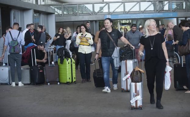 Viajeros recién llegados, ayer en la salida de la terminal T3 del Aeropuerto de Málaga. 