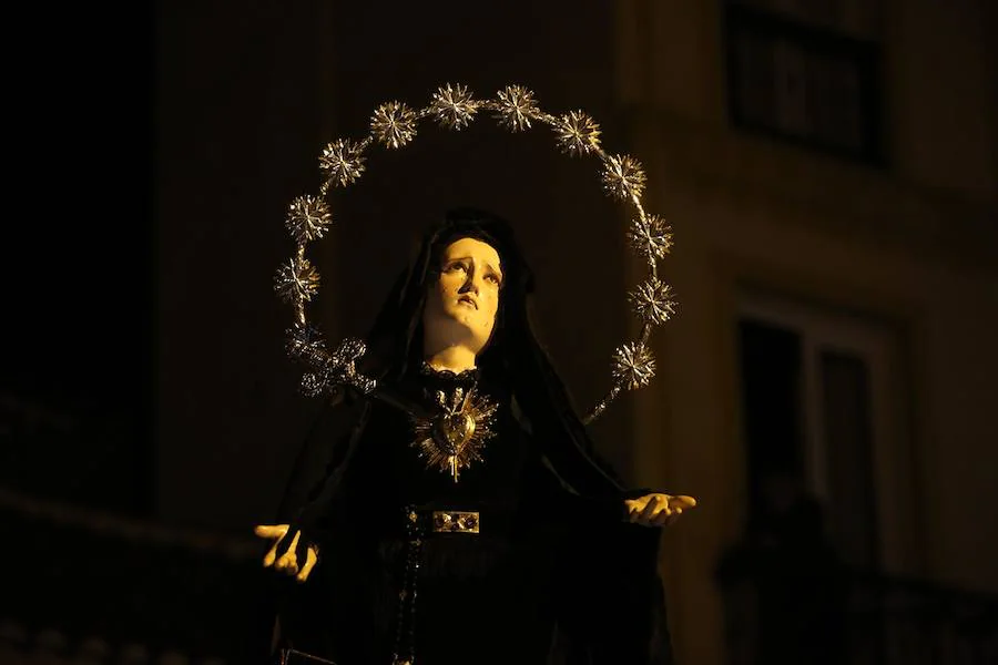 Imágenes de Servitas durante su procesión del Viernes Santo en Málaga