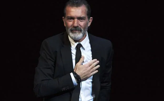 Un emocionado Antonio Banderas recogió el premio aniversario del XX Festival de Málaga en 2017. 