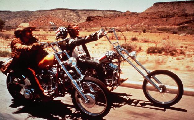 Escena de la película "Easy Rider", con Denis Hopper, en primer término y Peter Fonda, a la izquierda, a bordo de las motos de las mítica marca. 