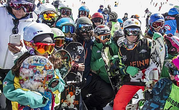 Regino Hernández, rodeado ayer por ‘riders’. 
