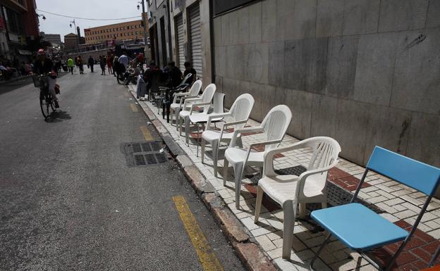 Hubo sillas en las calles pese a que estaban prohibidas. 