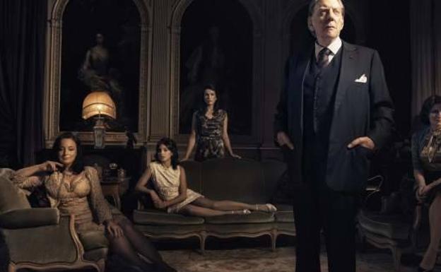 Donald Sutherland es el protagonista de la serie. 