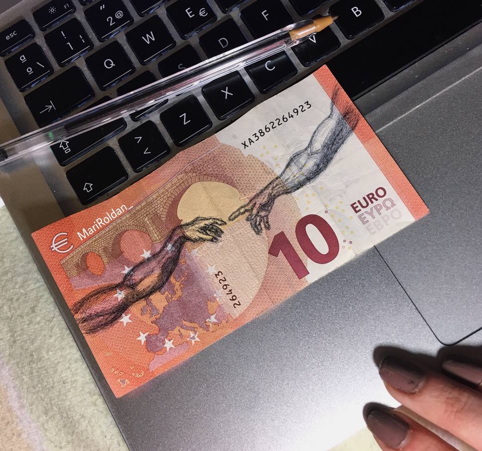 La malagueña Marí Roldán tiene una afición muy creativa. Plasma arte en distintos billetes con los que luego paga. En cualquier momento puedes encontarte alguna de sus creaciones que cuelga con éxito en su página de instagram. @mariroldan_ 