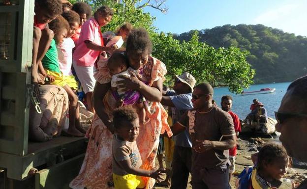 Imagen principal - Habitantes de una de las islas de Vanuatu se preparan para ser evacuados. Isla amenazada por el Pacífico.