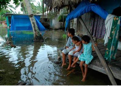 Imagen secundaria 1 - Habitantes de una de las islas de Vanuatu se preparan para ser evacuados. Isla amenazada por el Pacífico.