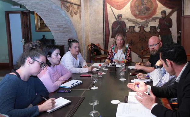 Un momento de la reunión, ayer, en el Salón de los Frescos del Ayuntamiento de Marbella.