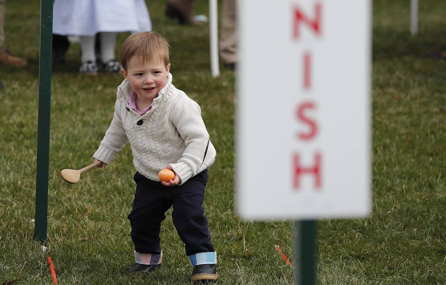 La familia Trump se unió este año a la tradición de buscar huevos de Pascua en los jardines de la Casa Blanca, donde se organizaron otras muchas actividades con niños.