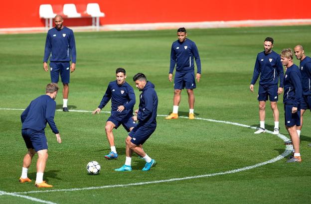 Los futbolistas del Sevilla durante el entrenamiento de la Ciudad Deportiva ayer. :: afp