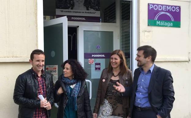 Espinosa, primero izquierda, con miembros de su exgrupo Málaga Ahora en una sede de Podemos, cuando tenían una dulce relación.