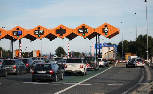 Un grupo de activistas ocupó el peaje de la autopista AP-7 a la altura de El Vendrell (Tarragona).