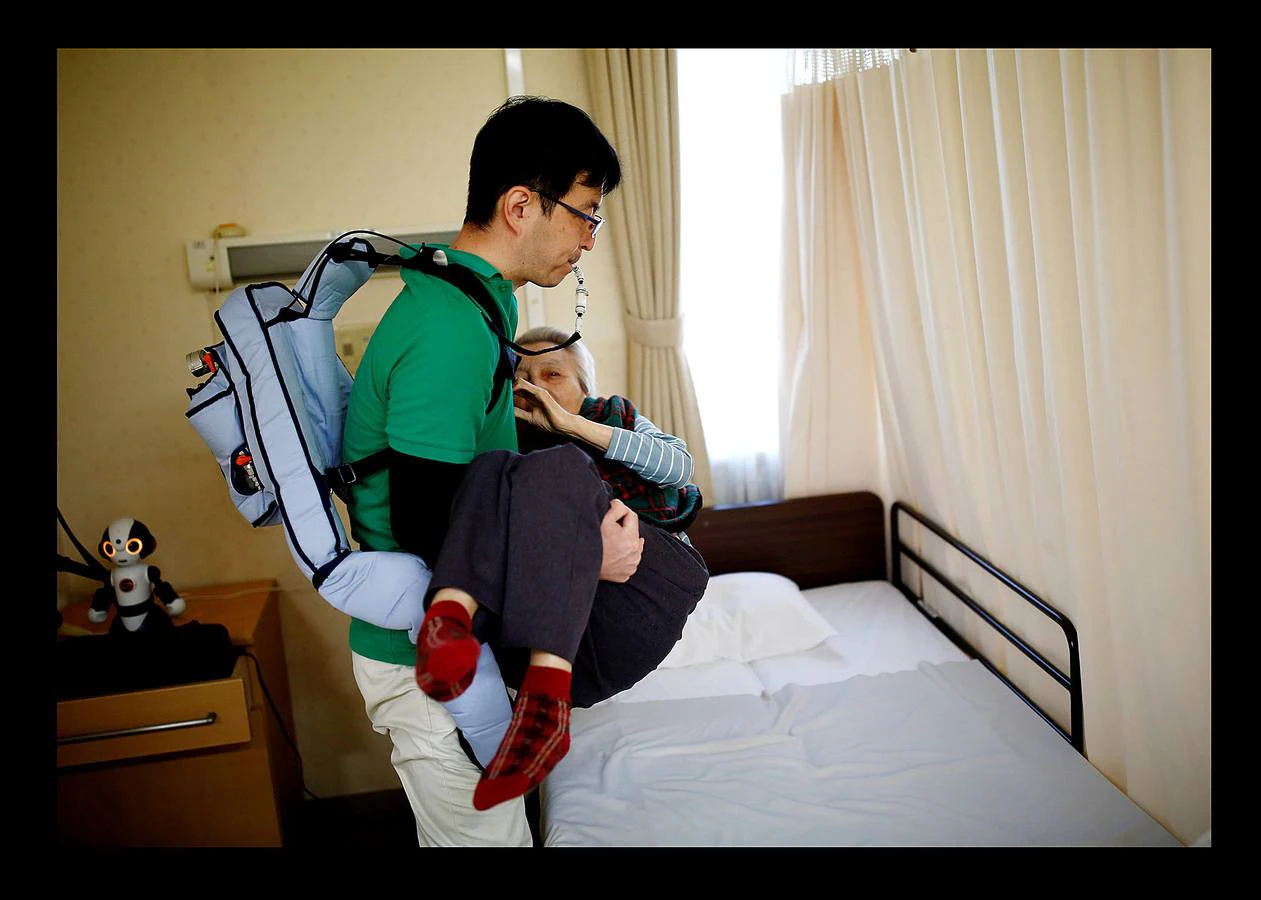 Los robots ayudan en el funcionamiento del asilo Shin-tomi de Tokio que utiliza 20 modelos diferentes para cuidar a sus residentes. El gobierno japonés espera que la experiencia sirva como modelo para atender el creciente número de ancianos y la escasez de cuidadores.
