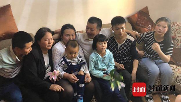 Reencuentro de las dos familias, con la hija y el padre biológico en el centro. :: TheCover.Cn