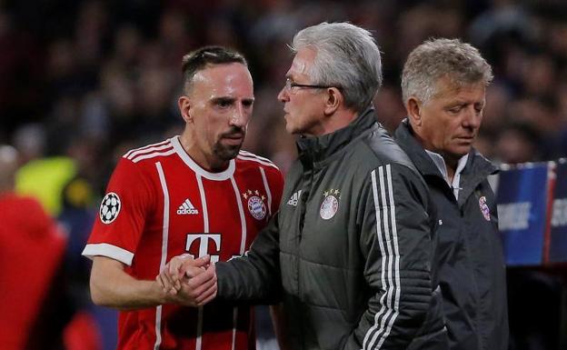 Jupp Heynckes se saluda con Ribéry en el Pizjuán. 