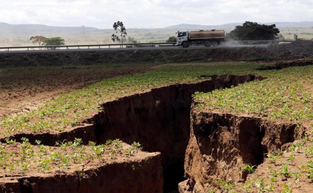 Grieta aparecida en una carretera principal de Mai Mahiu, en Kenia.